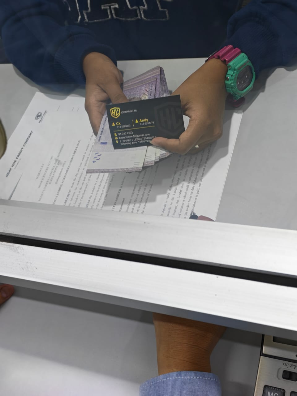 Urusan tunai dan agreement di pejabat Heap Hoe Credit Company